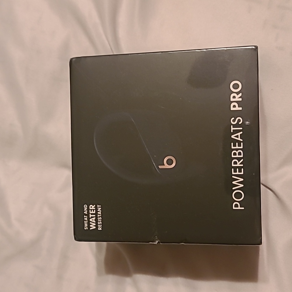 BNIB powerbeats pro